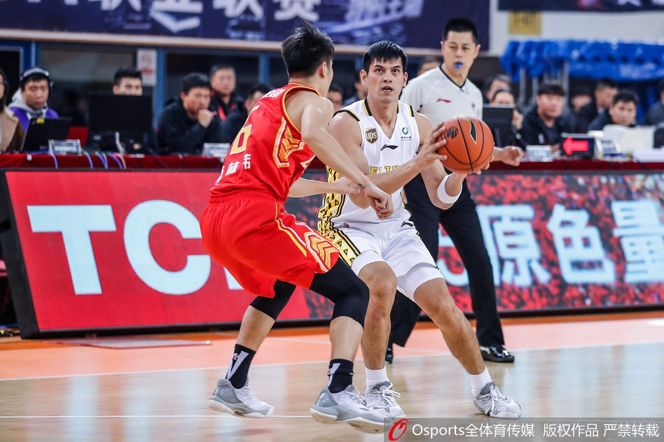 北控本土核心于梁外线接球，迎着防守人自信出手三分，划出美妙弧线