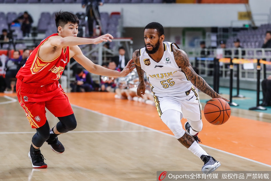 深圳射手顾全绕掩护跑出空位，接球后迅速出手三分，眼神紧追飞翔的篮球