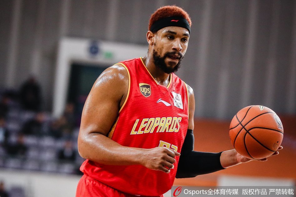 深圳高塔李慕豪张开长臂旱地拔葱，在北控内线头上完成霸气单手灌篮