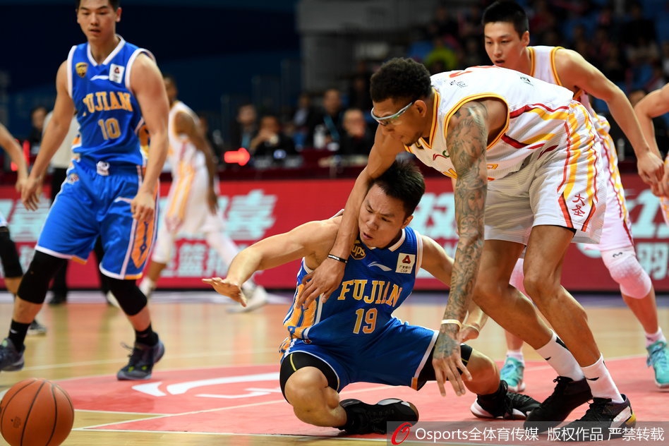尽管奥斯汀在禁区送上惊天火锅，但依然无法阻挡福建队下半场如潮水般的汹涌攻势。