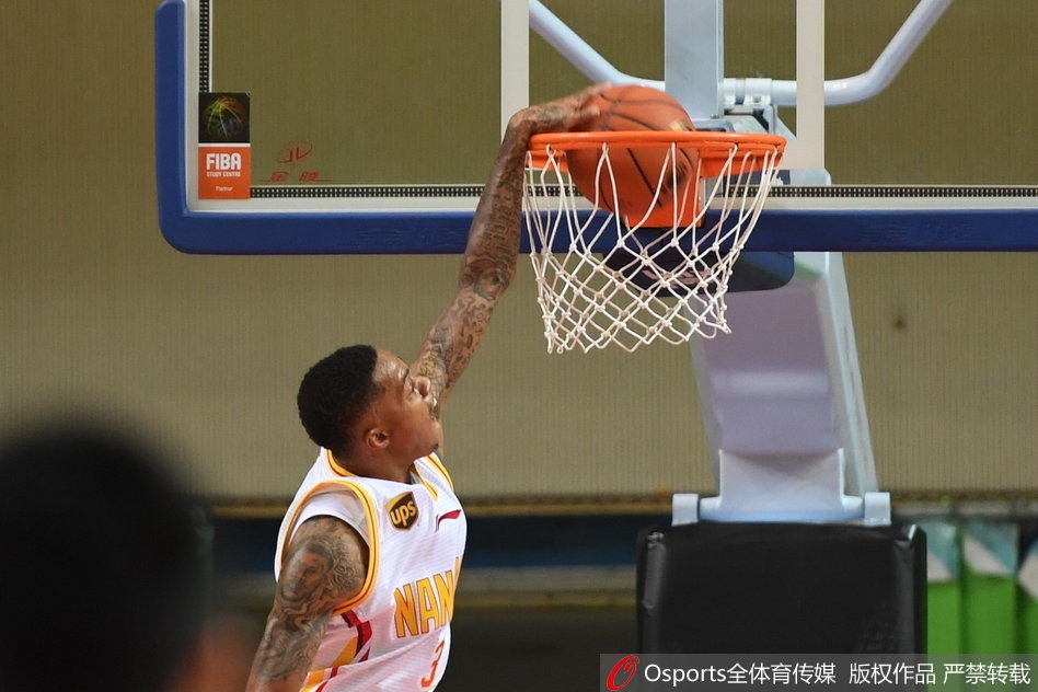 福建众将筑起铜墙铁壁，用密不透风的联防让同曦队的进攻陷入泥潭，这是下半场逆转的防守基石。