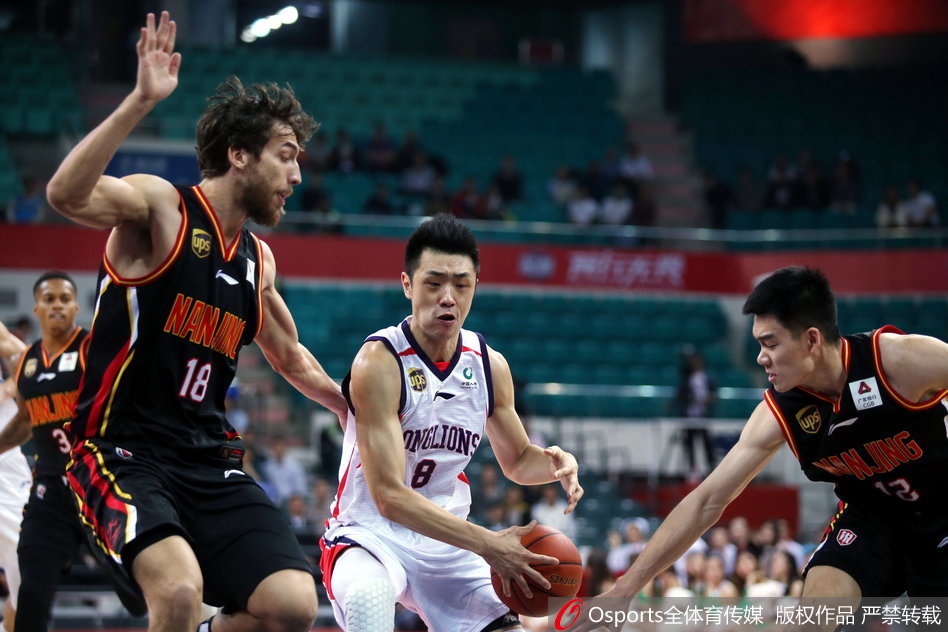 斯贝茨背身单打，肌肉碰撞的瞬间，他用力量碾压对手勾手命中