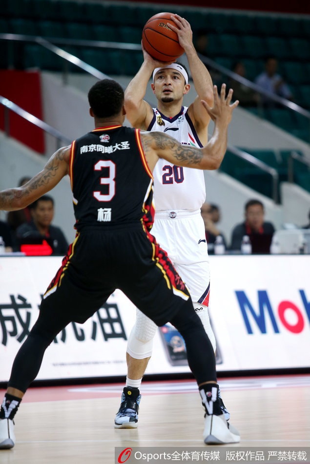 鞠明欣腾空而起，双手大力灌篮，整个体育馆为之颤抖