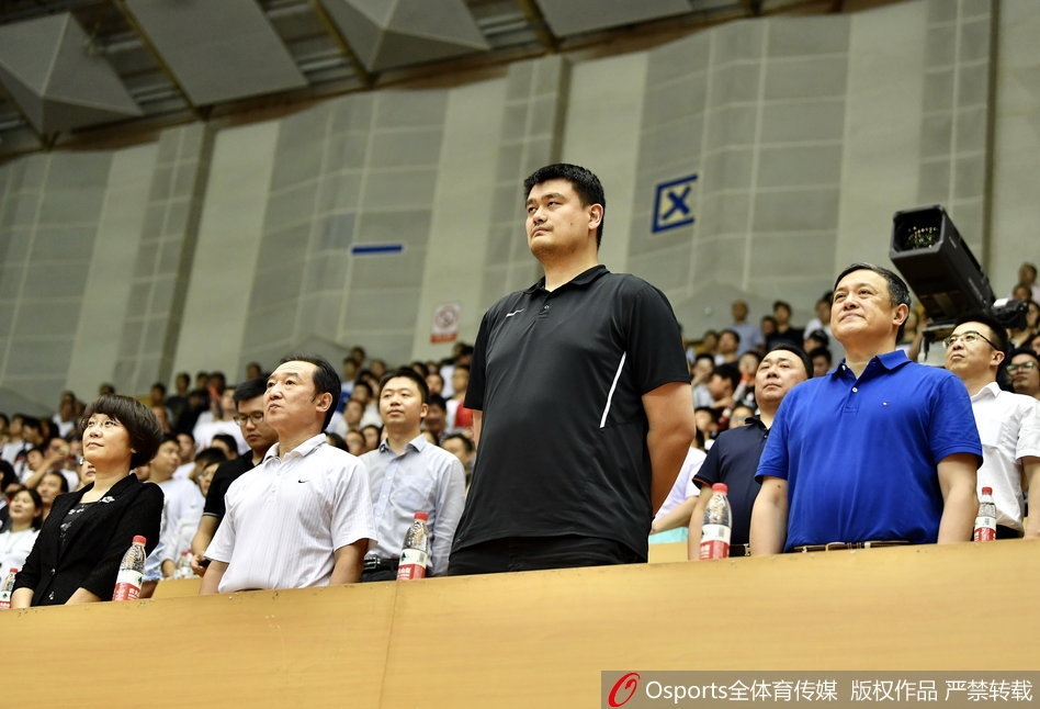 姚明眉头紧锁，嘴巴微微张开似乎在呐喊，脸上写满了焦急与关切，仿佛自己也在场上与对手激烈对抗