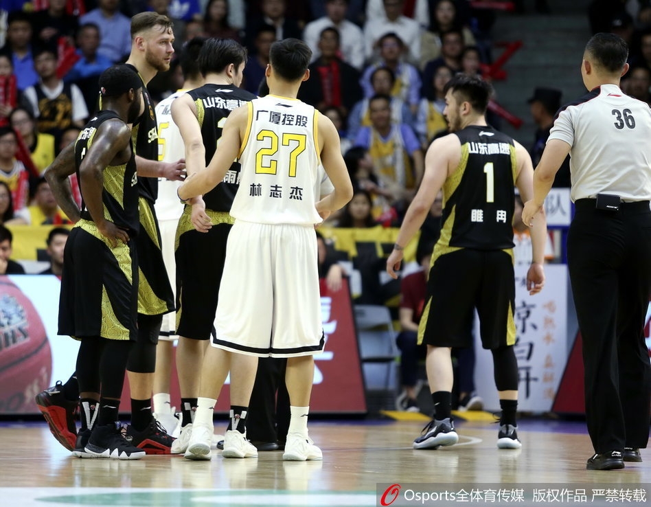 睢冉赛后独自坐在更衣室的角落，低头刷着手机，屏幕上隐约可见他的社交账号界面，身旁是队友庆祝胜利的喧嚣