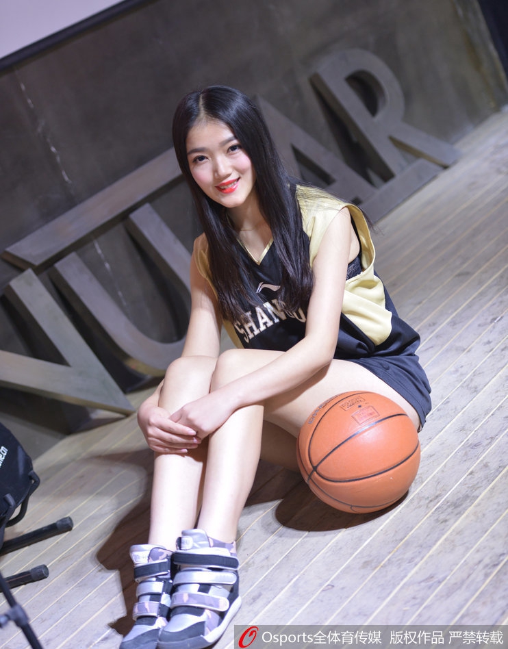 山东高速女球迷拍摄写真致敬青春，着篮球服玩“下衣失踪”大秀美腿。