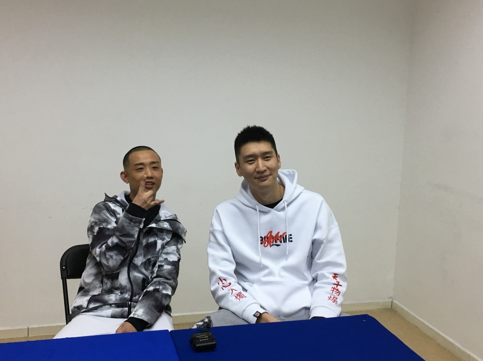 陈露在镜头前展现出超模般的自信气质，她与GAI轻松交谈，孙悦在一旁专注倾听，三人的互动自然随性，仿佛相识已久的老友。