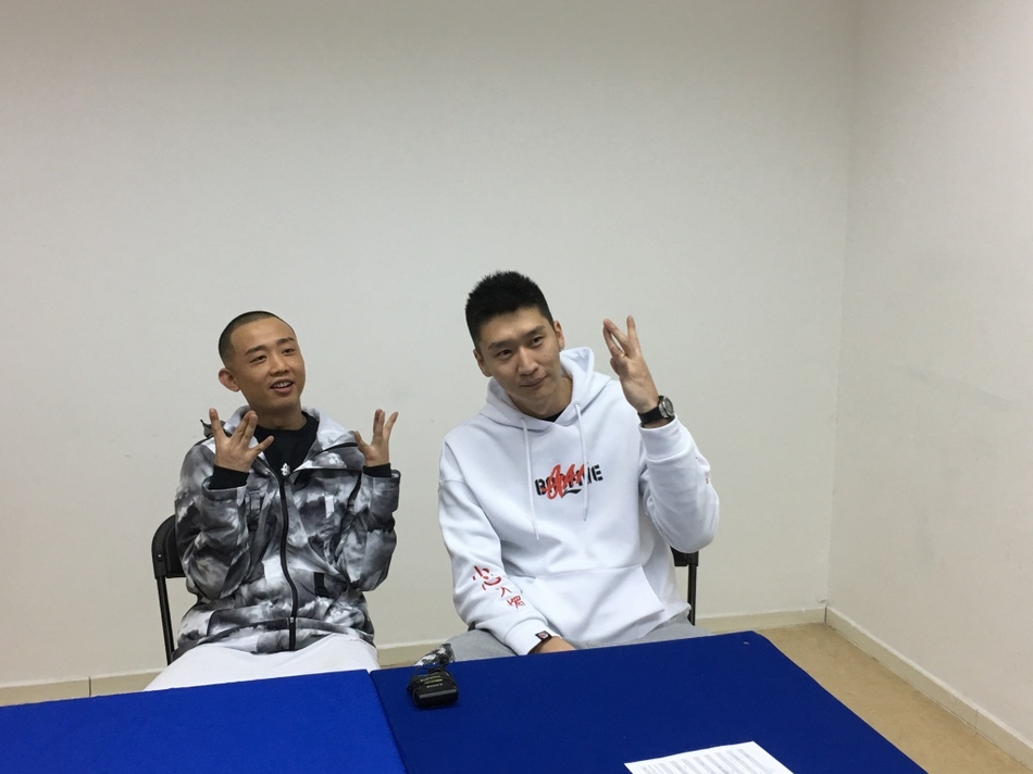 GAI展现出私下里亲和的一面，他与孙悦夫妇勾肩搭背，如同兄弟般亲密无间，画面充满了不同领域间惺惺相惜的温暖人情味。