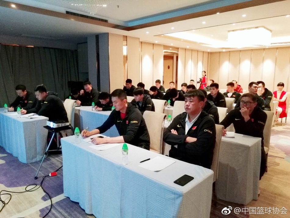 东莞市委党校祁建民教授站在讲台上,结合篮球运动的实际案例,为男篮蓝队的小伙子们生动开讲十九大精神