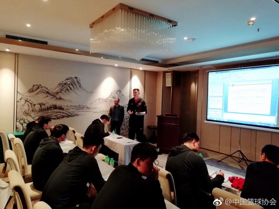 主教练杜锋坐在台下神情严肃认真聆听授课,身旁的教练组其他成员也沉浸在对十九大精神的学习氛围中