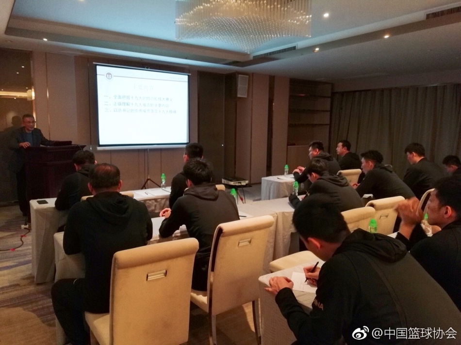 一名队员正在认真记笔记,笔记本上密密麻麻写满了听课心得,细节处展现了运动员对思想教育的重视