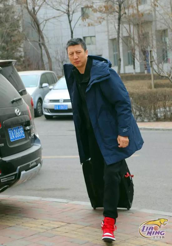 比赛场上，身着白色客场球衣的辽宁队员正在执行一次快速反击，赵继伟运球穿过防线，眼神坚定地寻找着前方的队友。