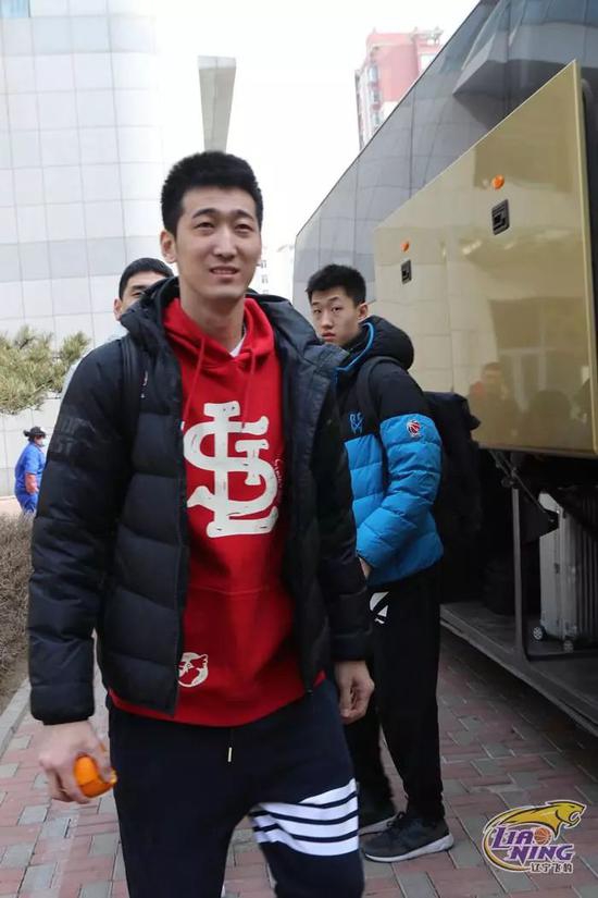 在比赛的关键时刻，哈德森外线持球面对防守，他高高跃起，手腕轻轻一抖，篮球在空中划出一道美妙的弧线，直奔篮筐而去。