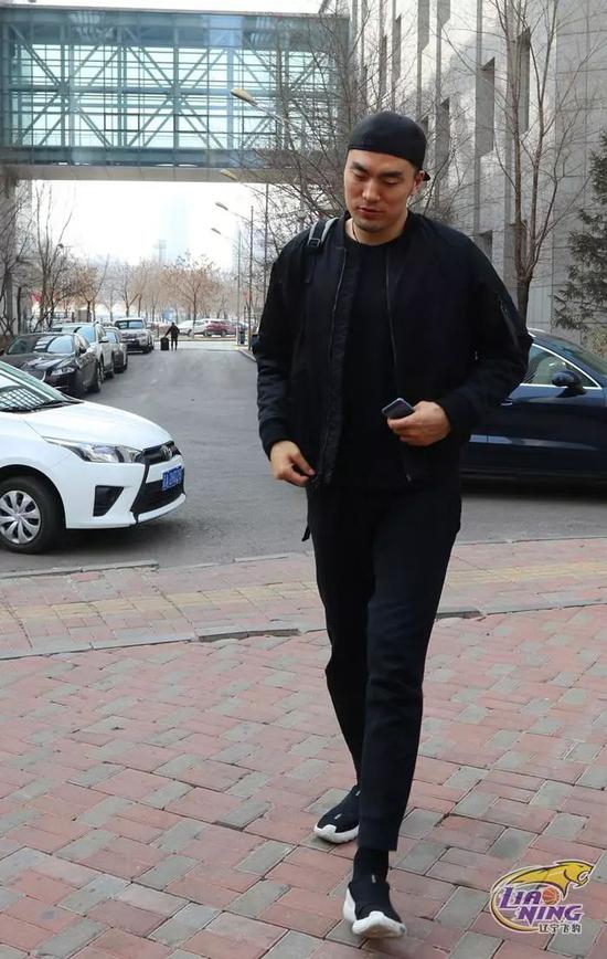 夜幕降临，台北的街头霓虹闪烁，几名辽篮队员穿着便装悠闲地走在夜市中，脸上洋溢着轻松的笑容，感受着与北方不同的冬日温暖。