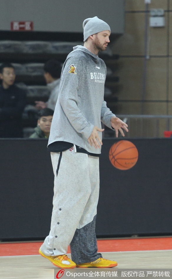 训练间隙，兰多夫将绒帽的护耳紧紧系好，仿佛在为自己系上战斗的铠甲，每一个细节都透露出对寒冷的抵御和对胜利的渴望。