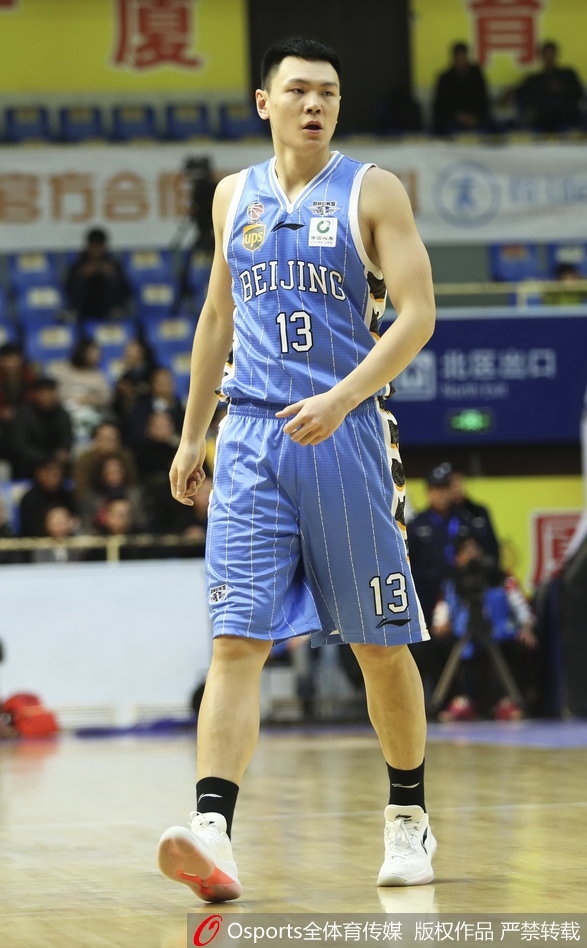 广厦老将林志捷在比赛中奋力防守，眼神中透露出不甘，他用经验带领年轻队员走过常规赛，瞄准更高舞台。