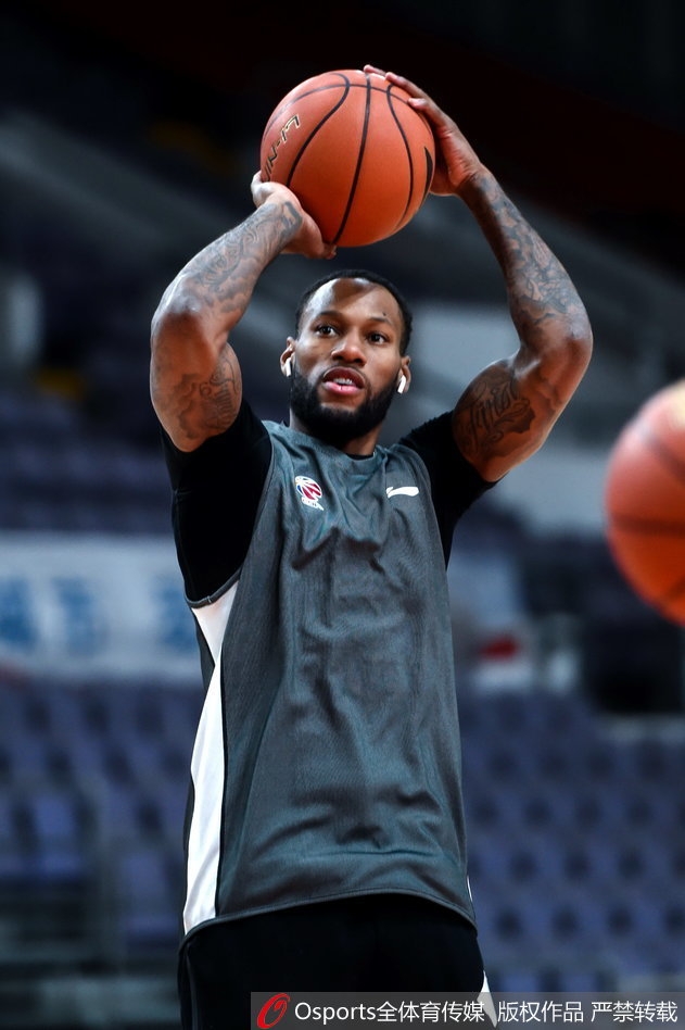 斯托克斯在篮下卡位抢篮板，他双臂高高扬起，用身体将对手完全挡在身后，狰狞的面部表情诉说着他对每一个球权的志在必得，仿佛要将所有关于他职业态度的质疑狠狠摘下。