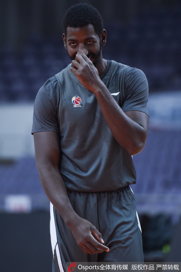 广东队外援尼克尔森在底角接球跳投,阿联在身后注视,两人配合日渐默契。