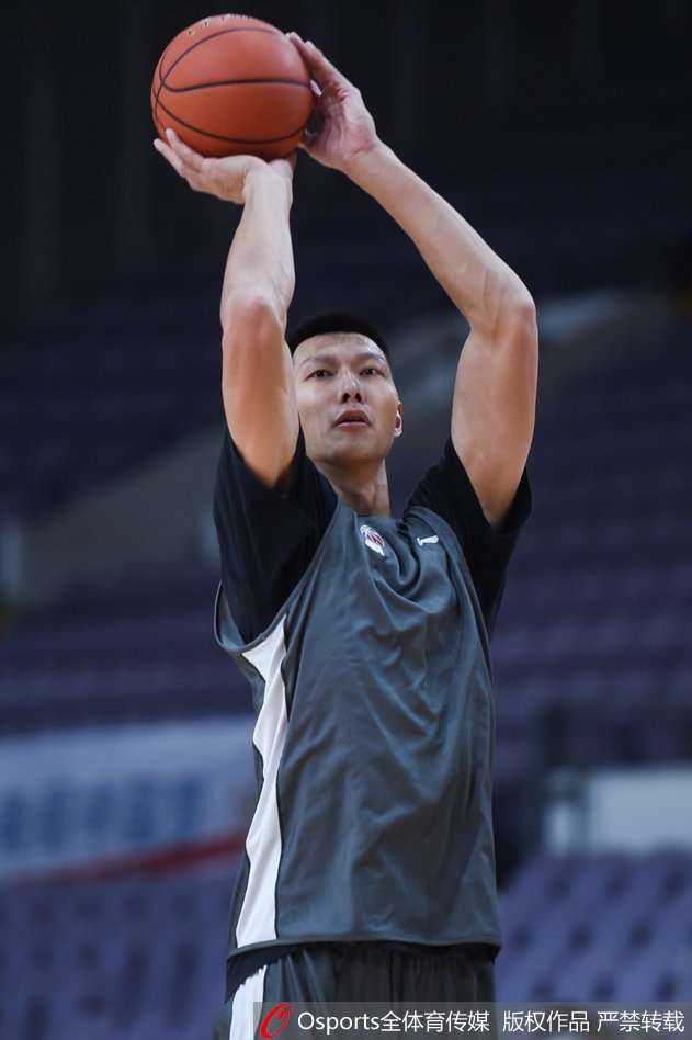 易建联神情专注,在训练师陪同下进行中距离投篮练习,皮球划出优美弧线稳稳入网。