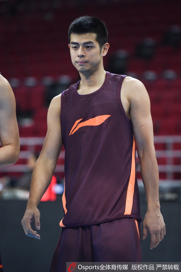 训练场边，刘晓宇低头调整着球鞋，这个简单的动作背后是克服了漫长伤病期后重返赛场的坚定步伐