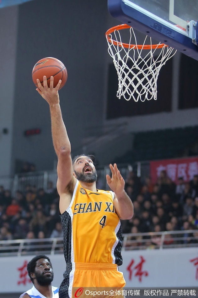 终场哨响，天津队球员难掩失落，杰特与斯科拉英雄相惜般拥抱致意，此刻胜负已分，但拼搏的精神永存。