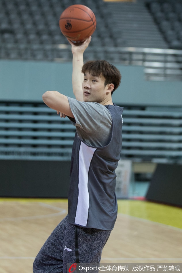 丁彦雨航在训练中凝视前方，目光如炬，汗水沿着脸颊滑落，神情专注而坚定。