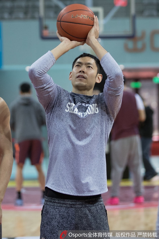 丁彦雨航在训练中完成一次漂亮的“回头望月”拉杆上篮，动作飘逸，滞空感十足，仿佛时间为之凝固。