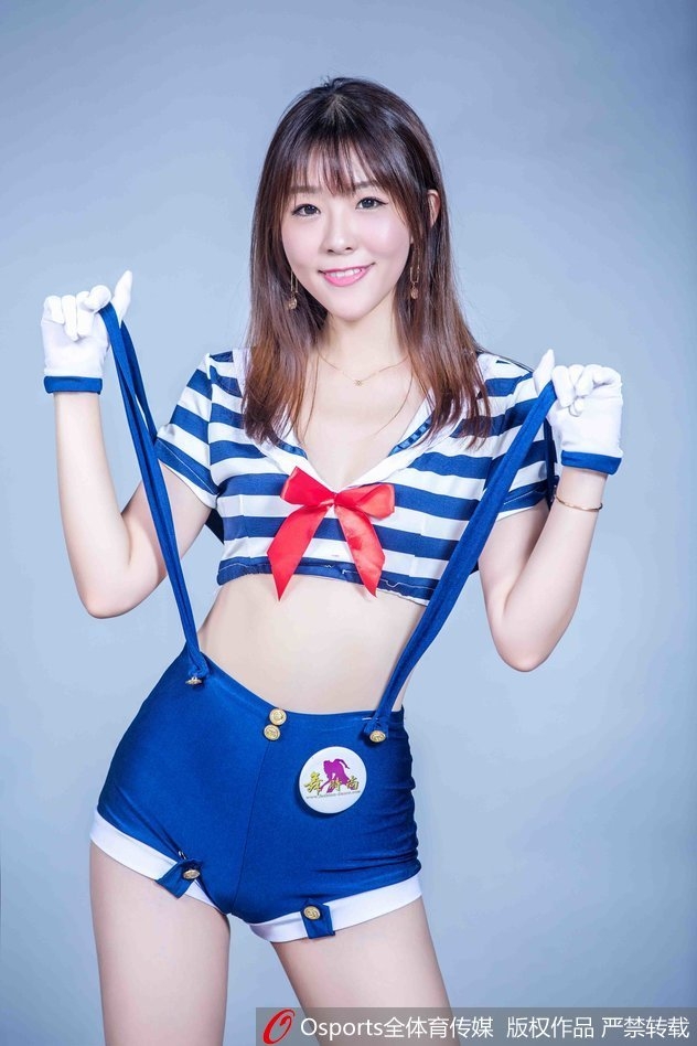 篮球宝贝回眸一笑，身后的篮球架虚化成背景，眼神清澈明亮仿佛藏着星辰