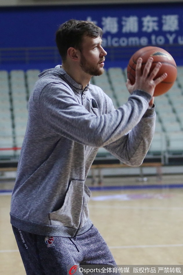 训练场上,劳森面对镜头露出标志性的憨厚笑容,手中运球自如,一旁的队友则全神贯注地观察他的动作,整个球馆洋溢着轻松又专注的备战氛围。