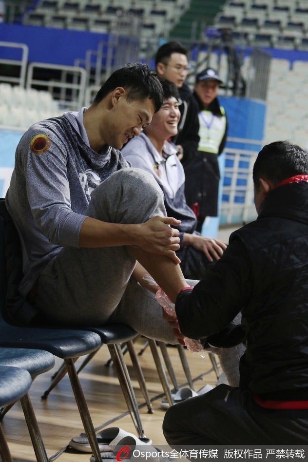 训练结束后,劳森与张庆鹏并肩走向场边,两人有说有笑,这一刻没有外援与本土之分,只有同为战友的信任与即将并肩作战的决心。