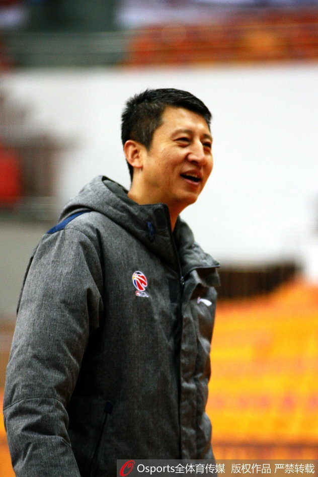 核心后卫郭艾伦在训练运球时被队友逗乐，笑得合不拢嘴，汗水与笑容交织在一起，展现出球队内部的融洽关系。