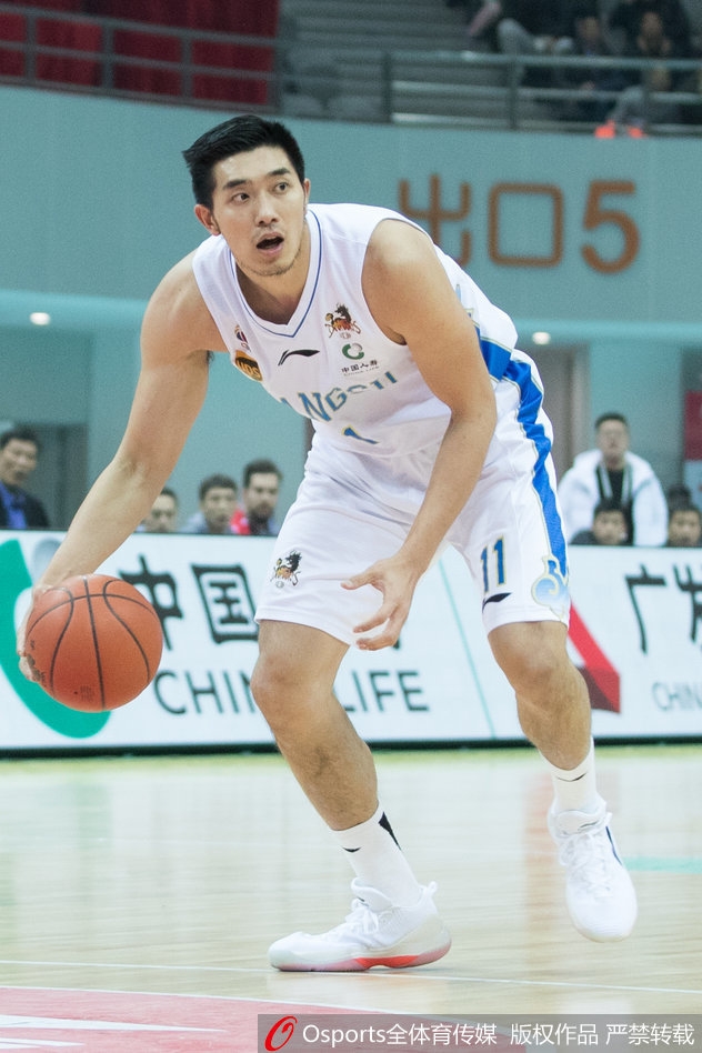 曹飞运球晃开防守，轻盈地跃起上空篮，整个动作一气呵成，展现了江苏队国内球员的自信与灵动。