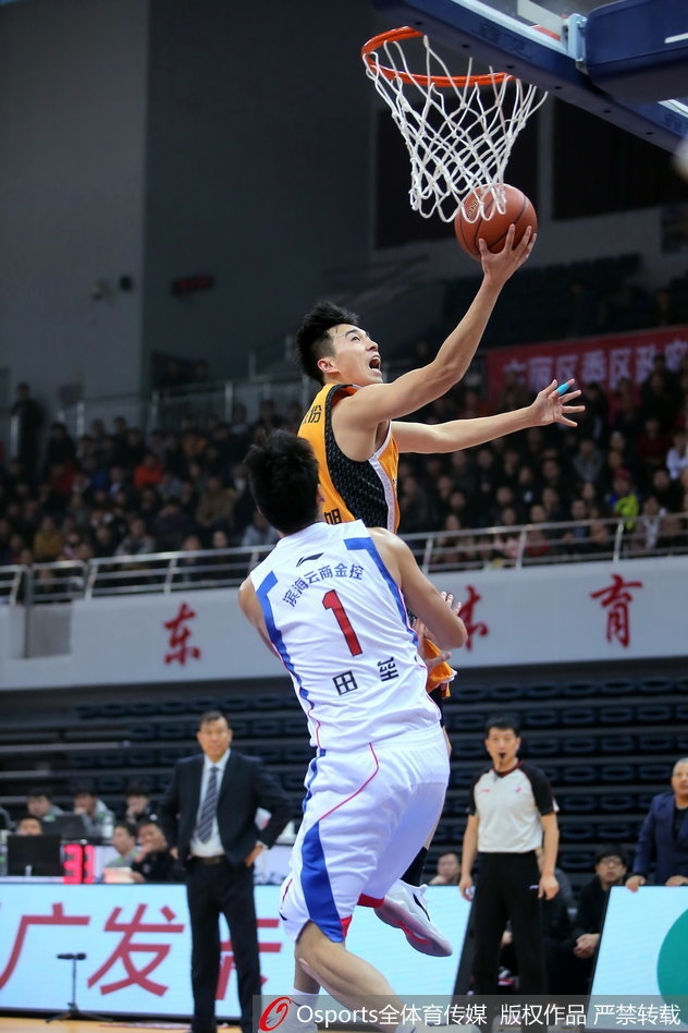 韩博林如弹簧人般跃起，在对抗中将球抛向篮筐，哨响球进，他紧握拳头怒吼着庆祝这记价值连城的2+1。