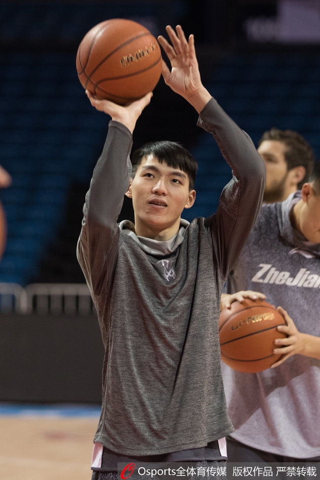 威姆斯在训练间隙独自加练运球,篮球在他手中仿佛有了生命,快速地穿梭于胯下和背后,娴熟的技巧令人叹服。