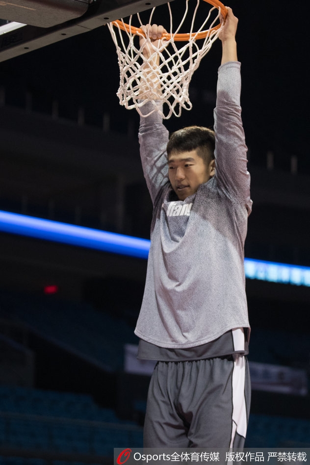 队长吴前在训练中面露坚毅之色,汗水浸湿了他的球衣,他双手抱球置于腰间,仿佛一位思考战术的将军。