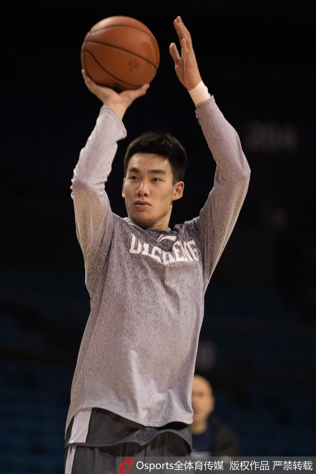 训练结束后的拉伸放松，队员们肩并肩围坐在一起，虽然身体疲惫，但团结一心的氛围让这个寒冷的冬夜充满温暖。