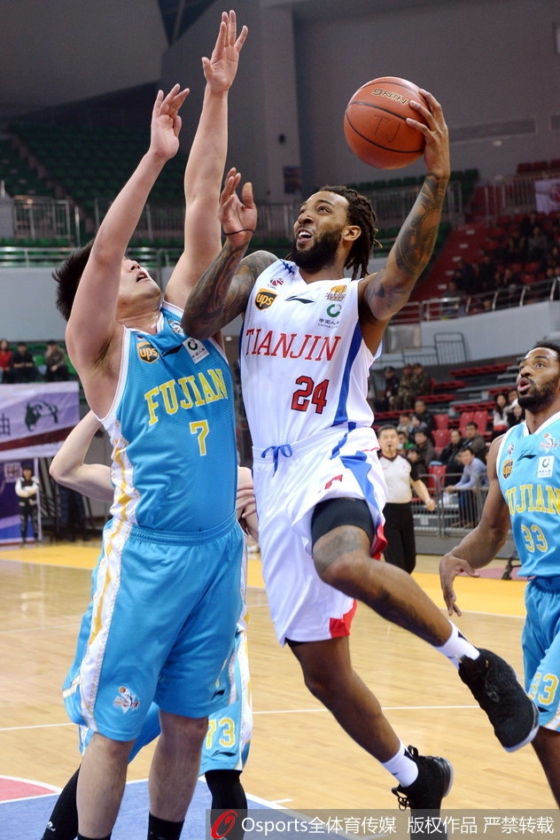 陈林坚快攻中轻松上篮，动作舒展，防守队员只能目送篮球入网