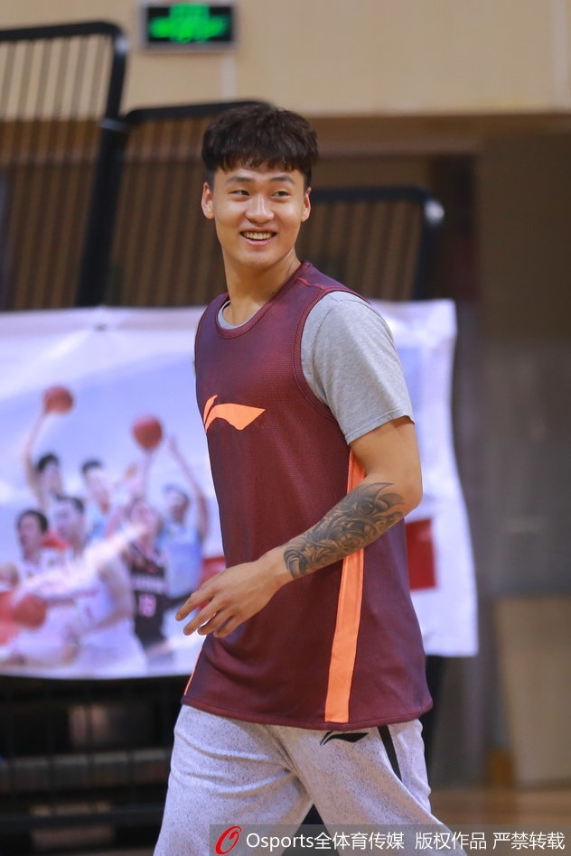 训练结束后,易建联在场边放松拉伸,即便是一个简单的喝水动作,也能看到他前臂肌肉的流畅线条,自律早已成为他生活的本能。