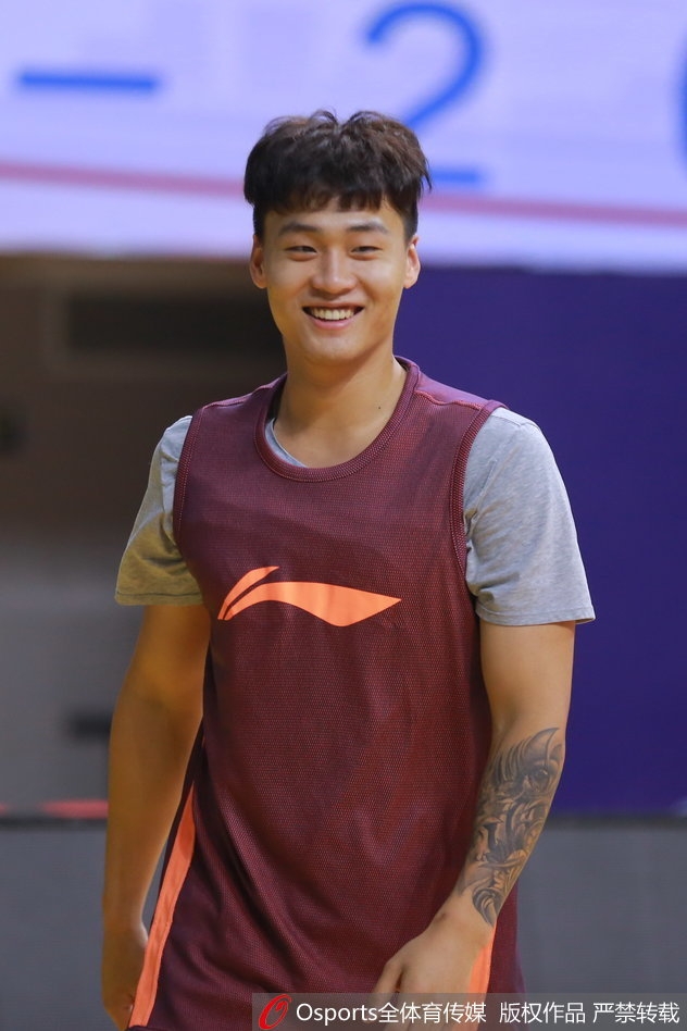 易建联进行持球突破训练,全身肌肉处于紧绷状态,核心力量惊人,仿佛随时准备在对手禁区上演暴力灌篮。