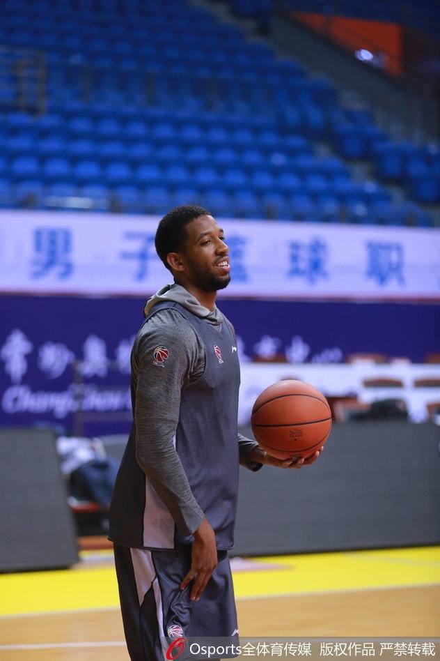 备战间隙,易建联独自练习背身单打技术,每一次转身投篮都显得从容不迫,粗壮的手臂为他的技术动作提供了完美的支点。