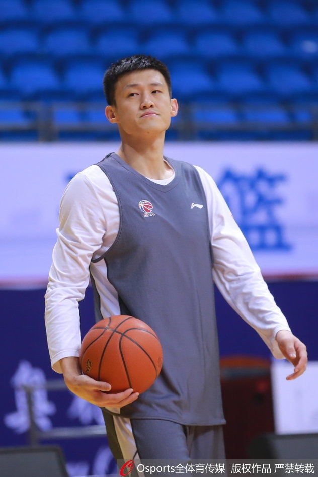 在力量训练环节,阿联正在进行上肢拉伸,肩膀的三角肌与手臂的肱二头肌隆起如钢铁浇筑,展现了极高的肌肉质量。