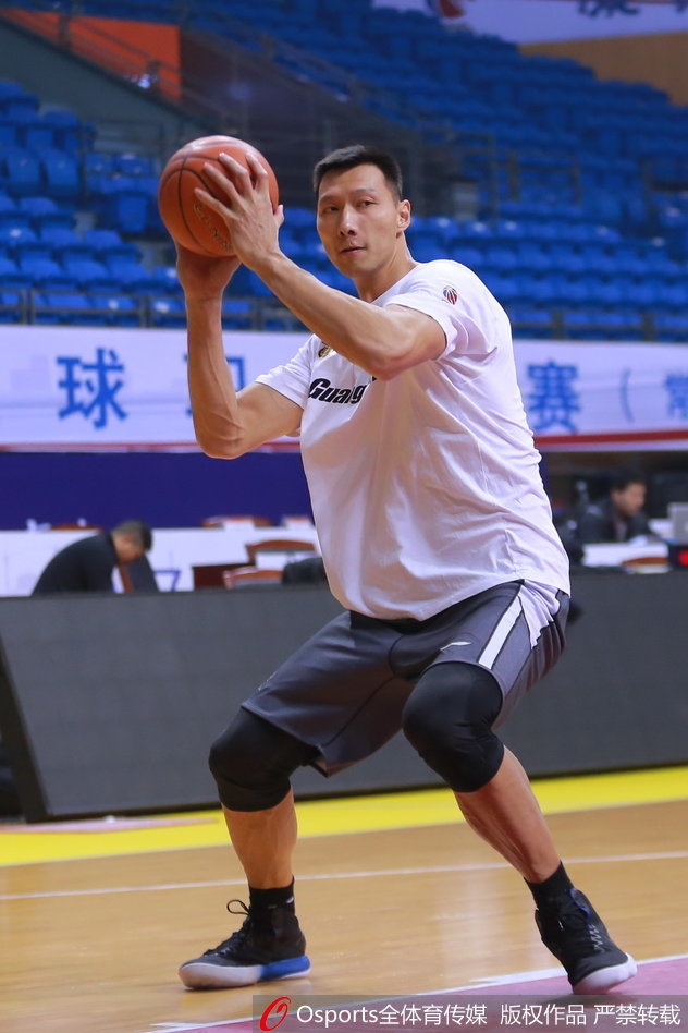 在球队公开训练课上,易建联神情自若地聆听教练布置,眼神中透着专注与平静,丝毫不见大战前的紧张感。