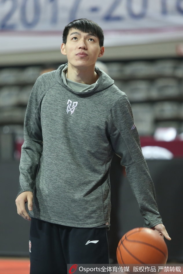 吴前眼神如炬，在三分线外从容起跳，皮球划出完美弧线应声入网，场边队友的目光紧紧追随。