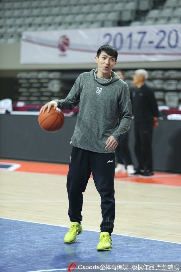 赖俊豪高高跃起，在空中双手接住皮球，犹如大鹏展翅，即将完成一次势大力沉的空中接力。