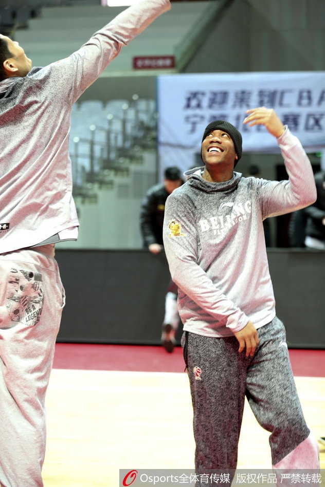 训练场上,马布里眼神专注却又带着一丝俏皮,吐出的舌头仿佛在调侃这即将告别的赛场,轻松氛围感染了在场的每一个人。