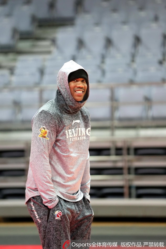 近距离特写下,马布里额头的汗珠清晰可见,他咧嘴大笑,露出洁白的牙齿,那份发自内心的快乐极具感染力。