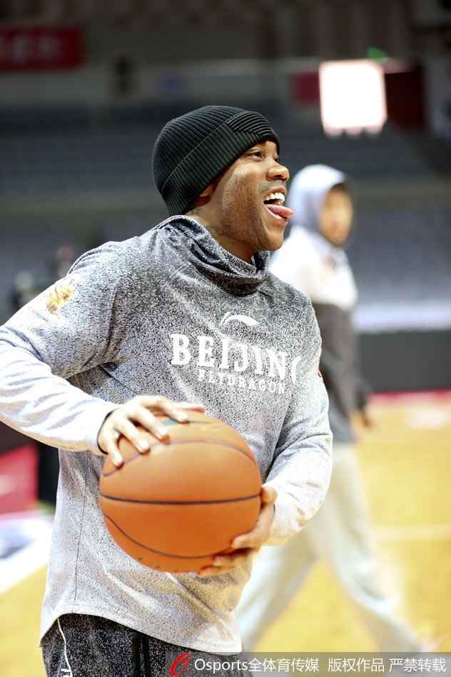 马布里运球穿过队友的防守,动作依然敏捷,脸上的表情却格外放松,仿佛这不是训练,而是一场与老友的游戏。