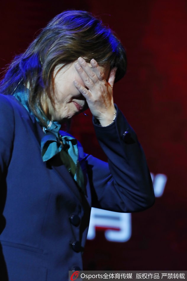 台下的首钢球员们正装出席，神情专注地聆听着台上关于球队未来的规划。画面中可见翟晓川、方硕等主力球员，他们虽未上场打球，但眼神中透露出对“三年争冠”目标的坚定与渴望，时刻准备着为北京荣耀再战沙场。