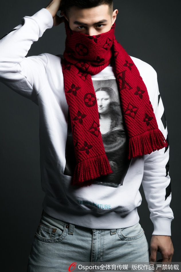 方硕身穿长款深色大衣，内搭连帽衫，行走间抓拍，动态感十足，尽显休闲潮范儿。