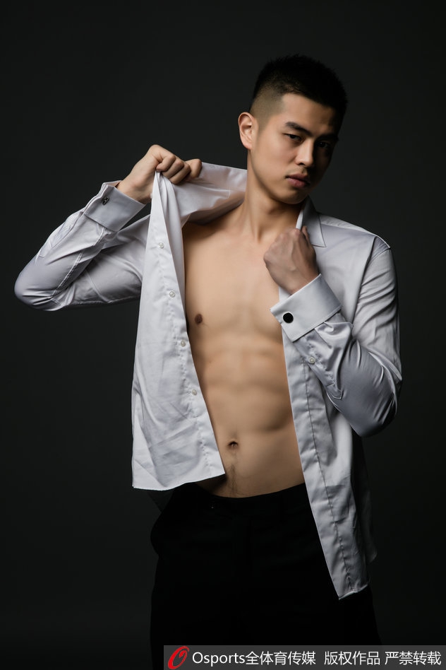 方硕低头沉思，颈部与锁骨线条硬朗，胸肌中缝深邃，展现出东方男性独有的含蓄与力量美